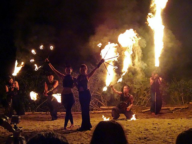 pokazy ognia wykonywane przez czwórkę mężczyzn i dwie kobiety, które na zdjęciu stoją ramię w ramię