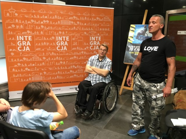 Łukasz Bednarski na wózku oraz niewidomy Sebastian Grzywacz opowiadają o niepełnosprawności dzieciom w metrze