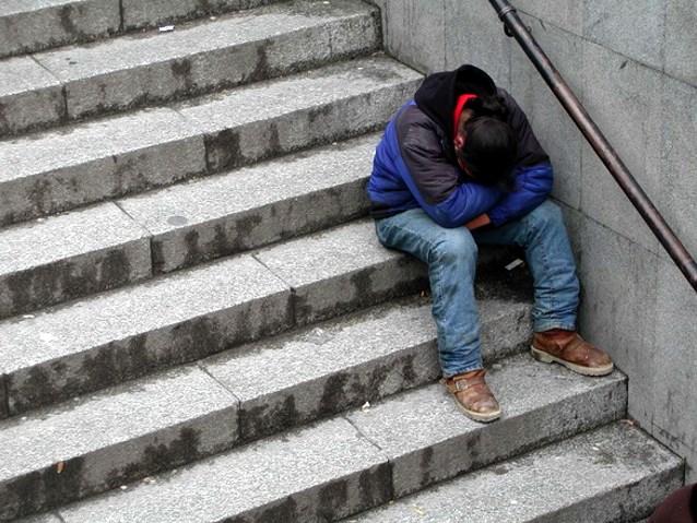 bezdomny na schodach
