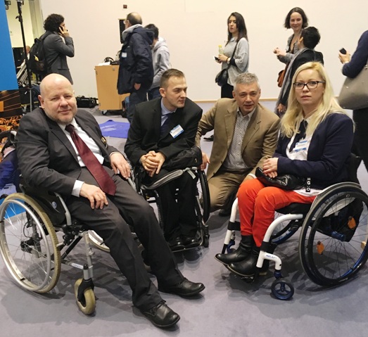 Od lewej: senator Jan Filib Libicki, Robert Jagodziński i Robert Skrzypczak z Fundacji Aktywnej Rehabilitacji 