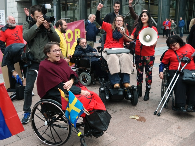 Jamie Bolling skanduje razem z tłumem osób z niepełnosprawnością podczas marszu Freedom Drive