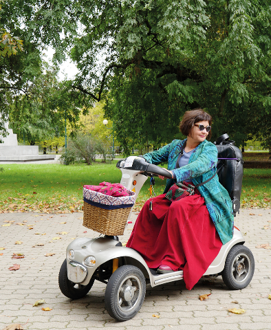 Jolanta Wiszowata na skuterze dla osób z niepełnosprawnością