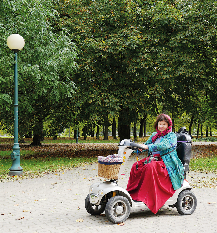 Jolanta Wiszowata na skuterze dla osób z niepełnosprawnością w parku