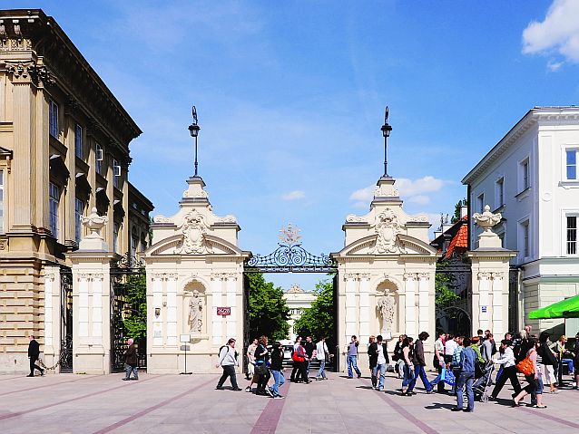 Brama Uniwersytetu Warszawskiego, na pierwszym planie przechodnie