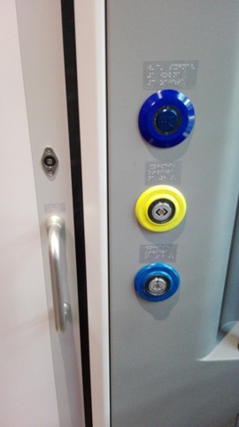 Przyciski na drzwiach wagonu podpisane w brajlu