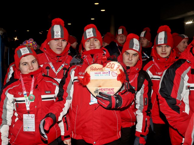 sportowcy trzymają serduszko z napisem POLAND