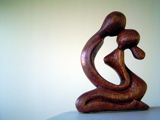 rzeźba dwóch osób połączonych jako jedna