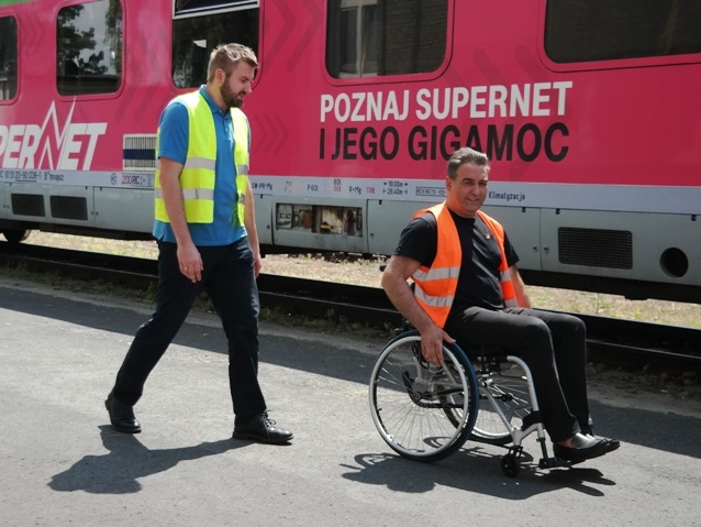 pracownik PKP Intercity jedzie na wózku, by doświadczyć innego punktu widzenia poruszania się