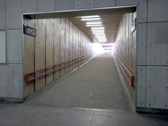 wjazd dla osób z niepełnosprawnością na perony pkp tunelem z podjazdem