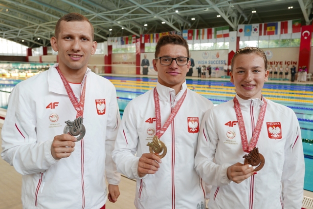 trójka polskich pływaków: Artur Pióro ze srebrnym medalem, Konrad Powroźnik ze złotym i Julia Chmielewska z brązowym medalem