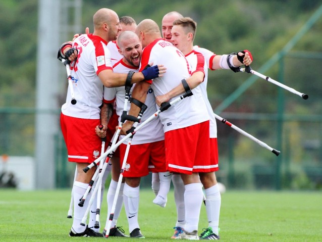 Reprezentacja Polski ściśnięta w grupie, ciesząc się z wygranej z Francją