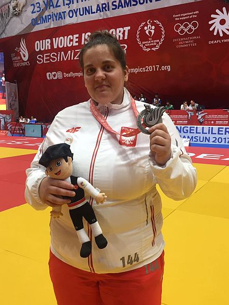 Judoczka Natalia Brzykcy ze swoim srebrnym medalem