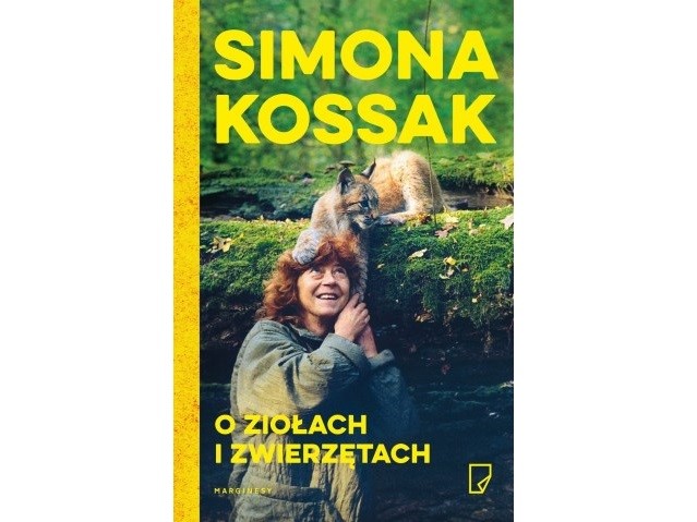 Okładka książki: Simona Kossak wraz z łapą zwierzęcia, leżącego na przewóconym pniu, na głowie