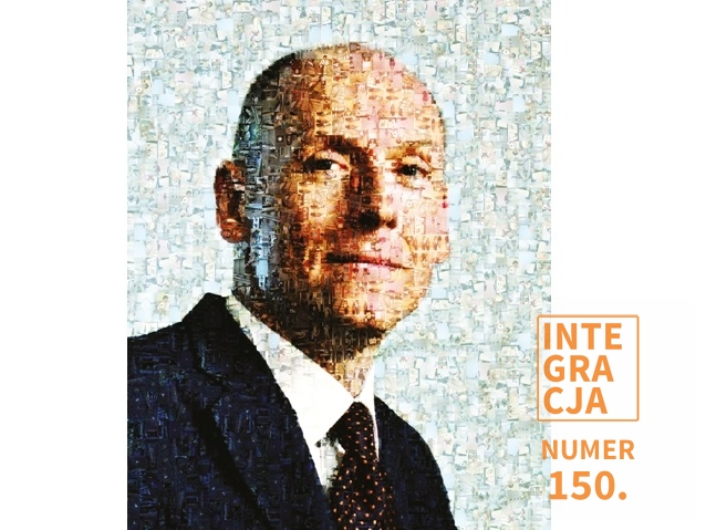 Piotr Pawłowski ze znaczkiem 150 numer magazynu Integracja
