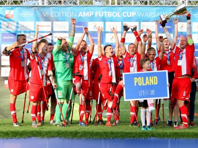 Polska reprezentacja z pucharem podczas VI edycji Amp Futbol Cul