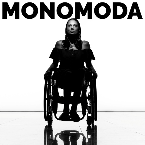 Kobieta na wózku, ponad jej głową napis Monomoda