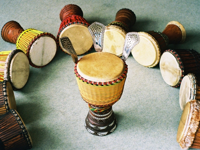 Ułożone w kręgu instrumenty djembe, wyglądających jak kielich bębna
