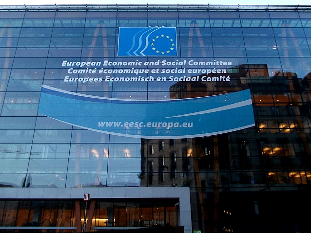 Fasada przeszklonego budynku z napisem po angielsku i francusku: Europejski Komitet Ekonomiczno-Społeczny