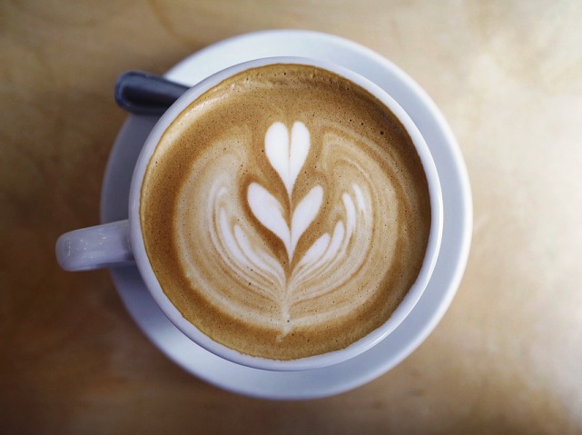 serce z mleka na powierzchni kawy w filiżance