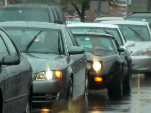 Samochody stoją w deszczu w korku