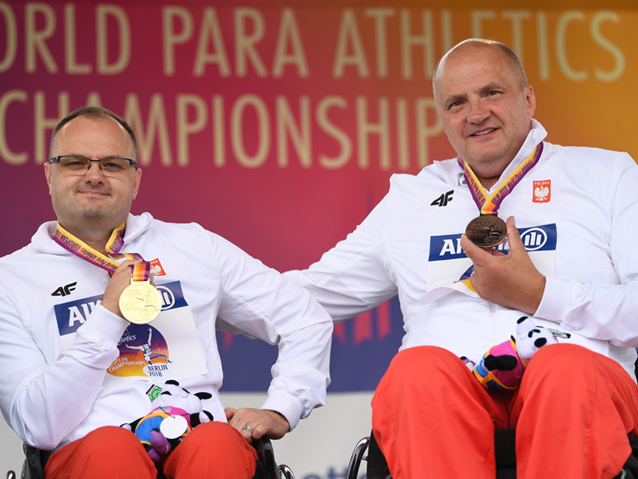 Od lewej: Kosewicz i Jachimowicz z medalami