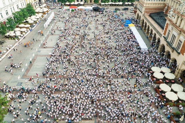 zdjęcie z drona - tłum uczestników Kraków Business Run na placu Starego Miasta