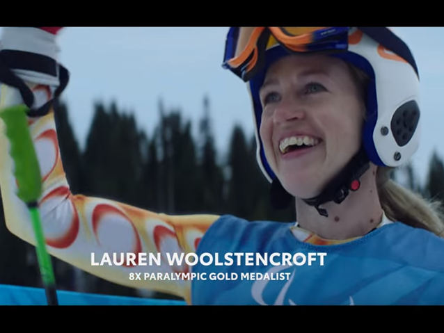 Lauren Woolstencroft, ośmiokrotna złota paraolimpijka uśmiecha się po jeździe narciarskiej
