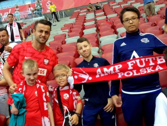 Łukasz Fabiański z dziećmi z niepełnosprawnością z Amp Futbol Polska
