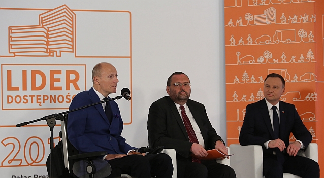 Przy mikrofonie Piotr Pawłowski, obok siedzą prof. Piotr Lorens i Prezydent RP Andrzej Duda