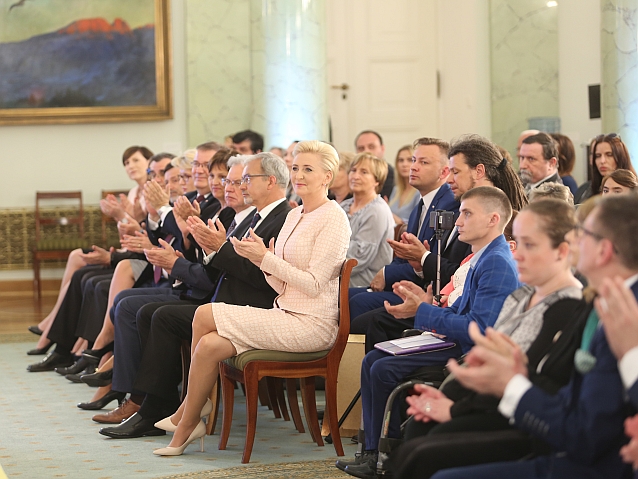 Goście Gali Lider Dostępności, wśród nich Małżonka Prezydenta, klaszczą