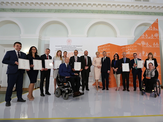 Grupowe zdjęcie pary prezydenckiej oraz nagrodzonych w konkursie Lider Dostępności, a także organizatorów konkursu