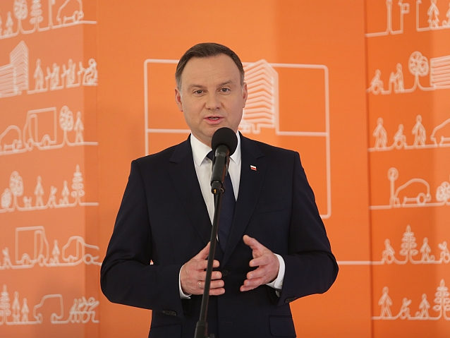 Prezydent Andrzej Duda przemawia do mikrofonu