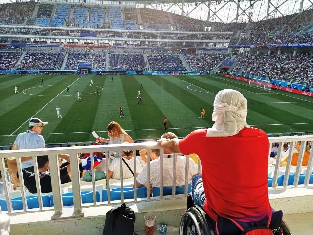 Łukasz Irla ogląda mecz polska Japonia w strefie kibica na stadionie