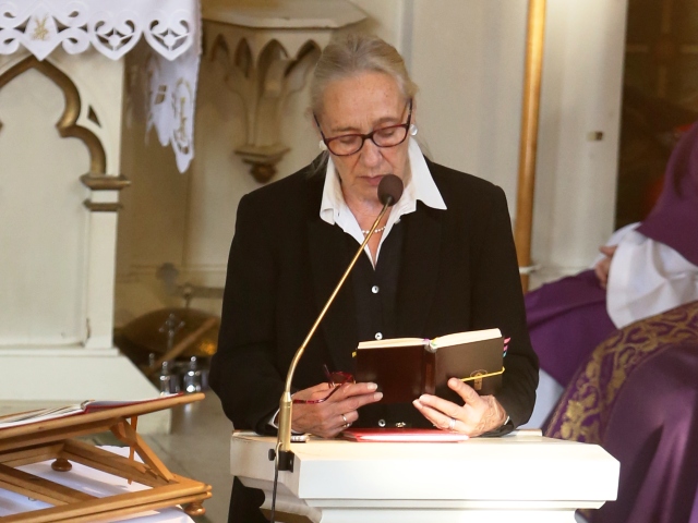 Maja Komorowska odczytuje pierwsze czytanie z ambony podczas pogrzebu Piotra Pawłowskiego