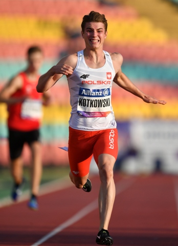 Michał Kotkowski biegnie po bieżni na mistrzostwach Europy