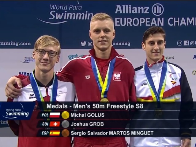 Od lewej: Szwajcar Joshua Grob ze srebrnym medalem, Michał Golus ze złotem i Hiszpan Sergio Salvador Martos Minguet z brązem