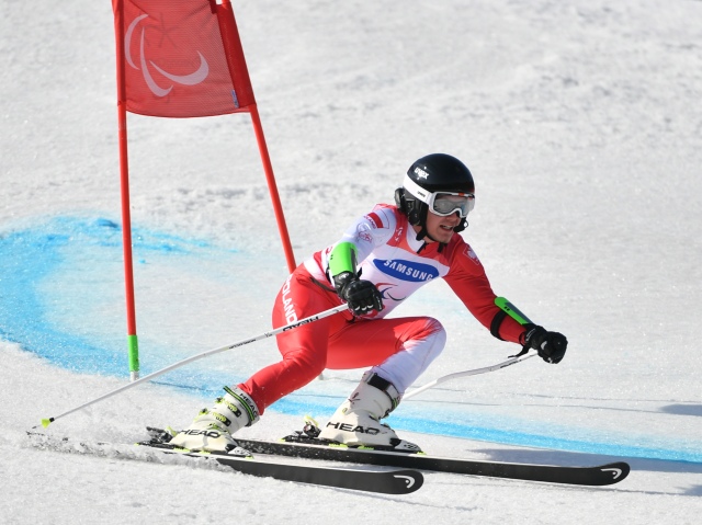 Maciej Krężel jedzie na nartach