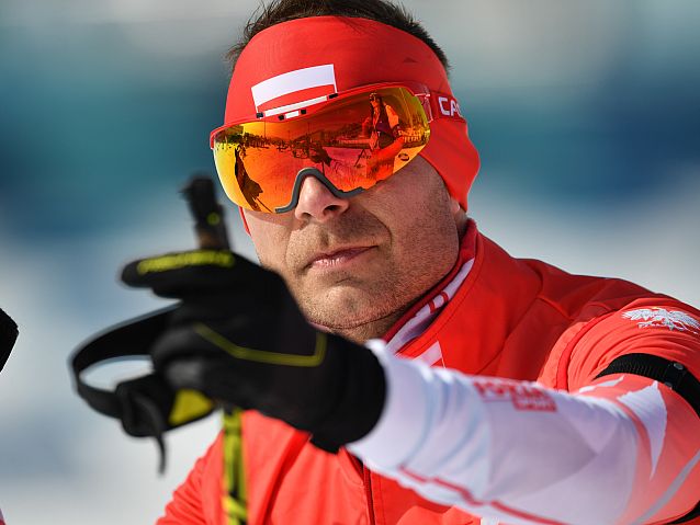 Zbliżenie na twarz Kamila Rośka w okularach narciarskich