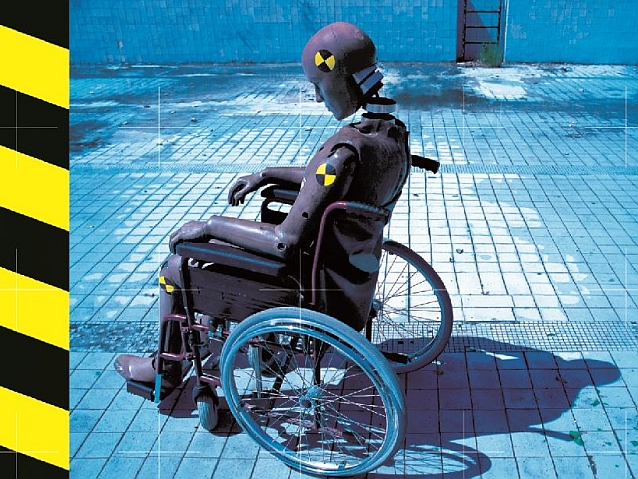 Manekin ze złamanym karkiem siedzi na wózku na dnie pustego basenu