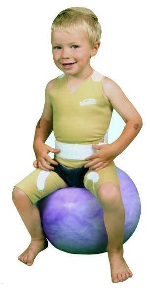 Uśmiechnięty mały chłopiec w specjalnym kostiumie rehabilitacyjnym siedzi na dużej piłce