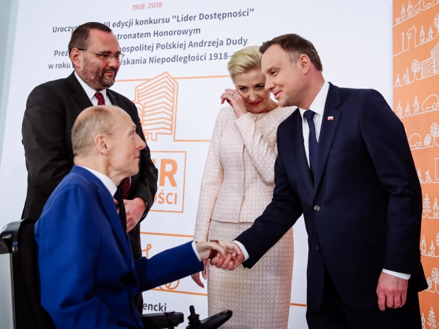 Piotr Pawłowski podaje sobie ręce z Prezydentem Andrzejem Dudą podczas gali Lider Dostępności 2018