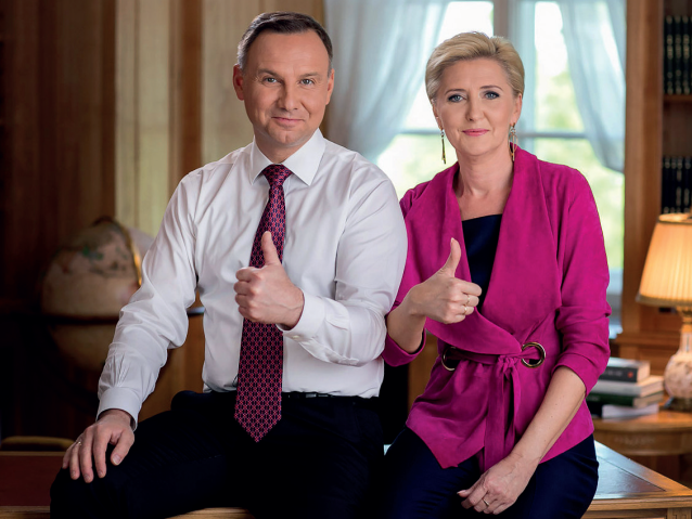 Prezydent Andrzej Duda i Pierwsza Dama Agata Kornhauser-Duda trzymają kciuki w górze