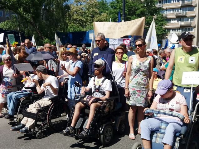 Protestujący pod Sejmem - osoby sprawne i osoby na wózkach inwalidzkich i elektrycznych