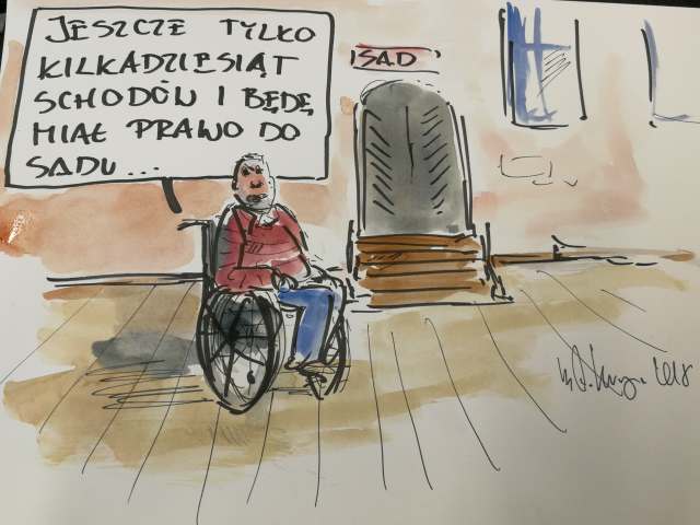 rysunek: mężczyzna na wózku przed drzwiami do sądu, do których prowadzi kilka schodków mówi: Jeszcze tylko kilkadziesiąt schodów i będę miał prawo do sądu