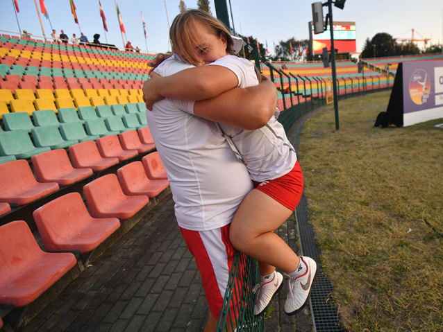 Renata Śliwińska cieszy się ze złota i rekordu, przytulona do trenera