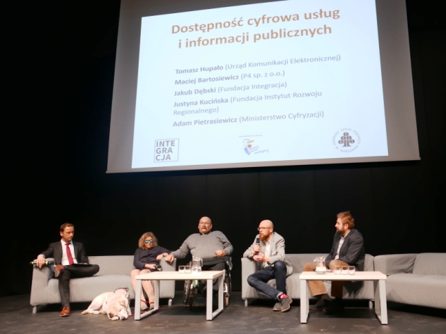 Eksperci od dostępności cyfrowej przemawiają na scenie podczas konferencji Warszawa bez barier