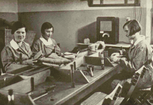 trzy młode kobiety siedzą przy stole w ośrodku w Laskach, są prawdopodobnie niewidome, fotografia czarno-biała