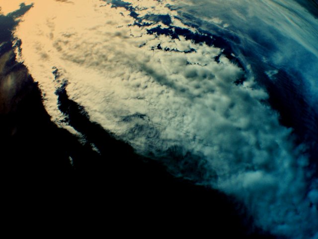 chmury w atmosferze widziane na ziemi z kosmosu