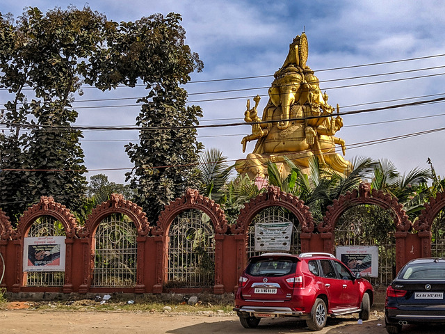 Świątynia hinduska ze złotym dachem w kształcie m.in. głowy słonia