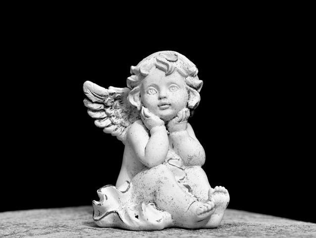 rzeźba małego aniołka